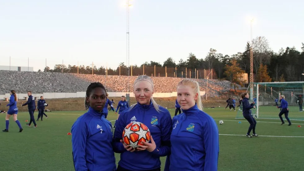 Caitlin Nzoka och Alva Wieweg flankerar lagkaptenen Julia Schramm Hellmark. Samtliga är tonåringar.