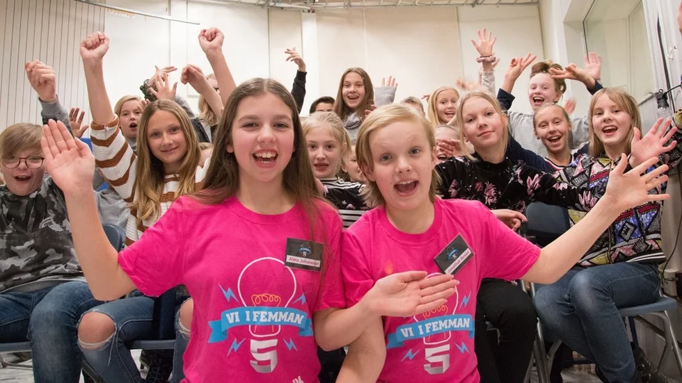 Alma Johansson och Jonathan Ihrsén framför klass Klass 5B.