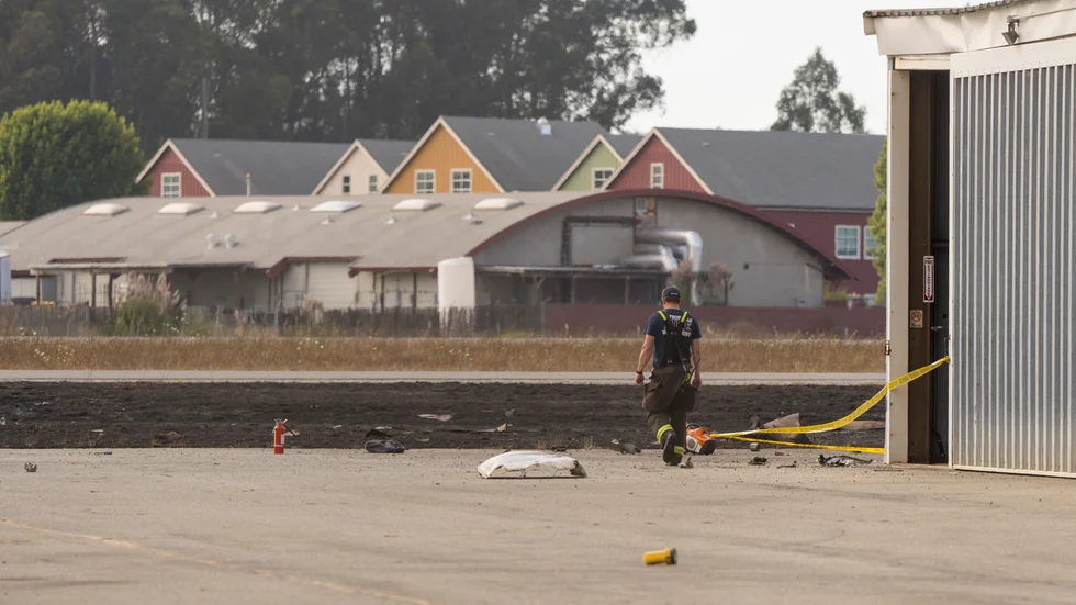 Flera omkom när två mindre flygplan krockade vid en flygplats i norra Kalifornien under torsdagen. Här går en brandman bland vrakresterna på Watsonvilles flygplats.