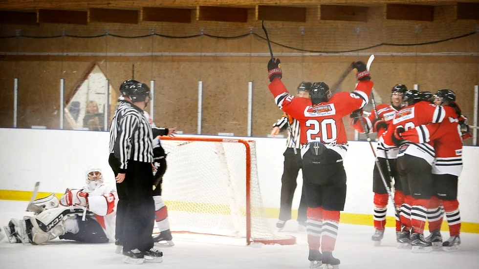 Linden firar Cristopher Norlins 2–0-mål. Det nätrasslet bidrog till att Eskilstunalaget på femte försöket lyckades bärga vinterns första seger mot länsrivalen Gripen från Nyköping.