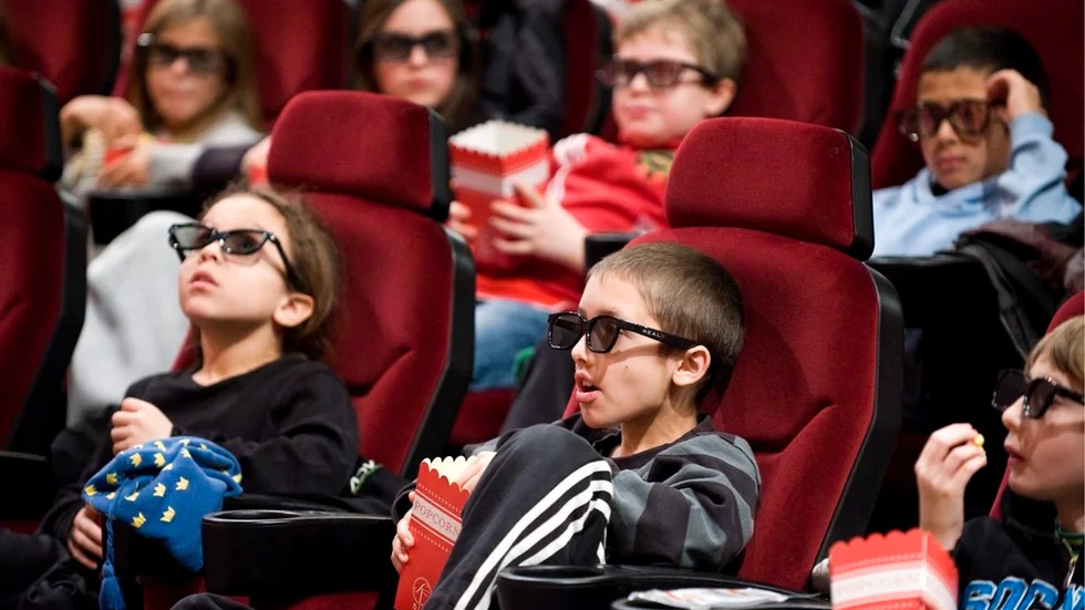 I juni förra året underkände riksdagen på sju punkter regeringens förslag till ny statlig filmpolitik, en politik som nu möter missnöje runtom i Filmsverige, skriver Cecilia Magnusson (M) och Eva Sjöström (M).