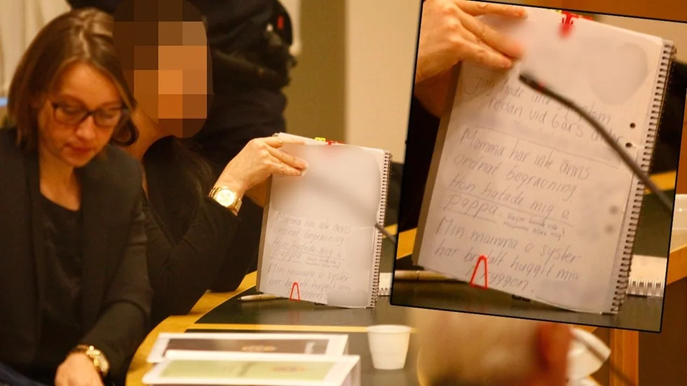 Här visar den misstänkta 42-åringen upp blocket i rätten.