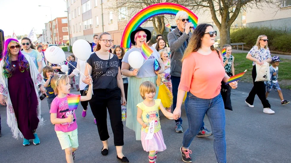 Regnbågen är en populär symbol i hbtq-rörelsen. Den står för stolthet och mångfald, respekt för medmänniskor och tolerans. Men den är också en symbol för fredsrörelsen, den internationella kooperativa rörelsen och arvet från Inkariket.