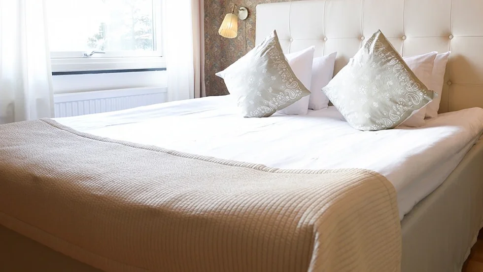 En kvinna har anmält att hon blivit våldtagen på ett hotell i Eskilstuna. Bilden är inte tagen på det berörda hotellet.