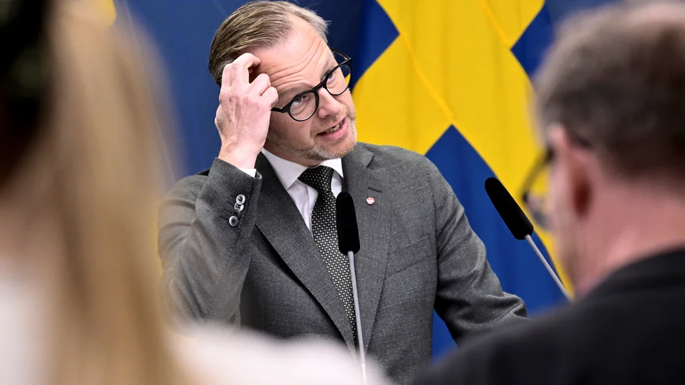 Finansminister Mikael Damberg presenterar regeringens nya ekonomiska prognos vid en pressträff.