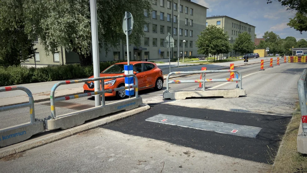Nu pågår arbetet med att byta ut de dynamiska farthindren på Dag Hammarskjölds väg. De nya luckorna är tjockare än de gamla, och bör därför hålla bättre enligt Uppsala kommun. 
