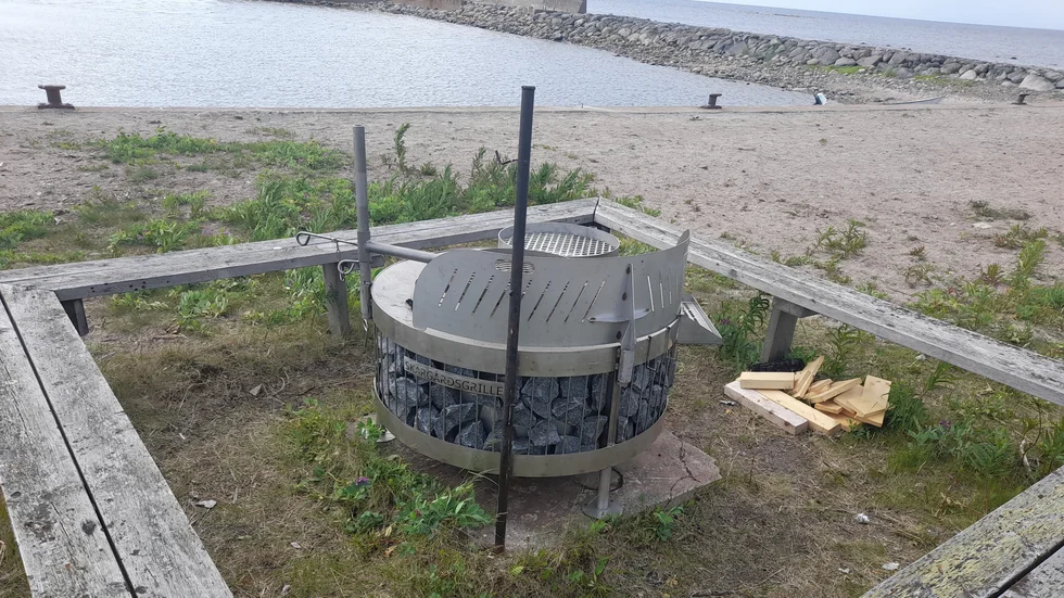 Gästhamnen på Rödkallen är klar att tas i bruk vilken dag som helst. Flytbryggan ska bogseras ut av kommunen och sedan är hamnen redo att ta emot båtar. Kommunen har även bidragit med en skärgårdsgrill och ett dass som båda finns i hamnområdet.
