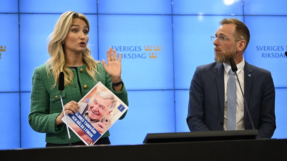 Kristdemokraternas partiledare Ebba Busch och ekonomisk-politiska talesperson Jakob Forssmed vill göra tandläkarbesöken billigare, staten ska ta en större nota för besöken.