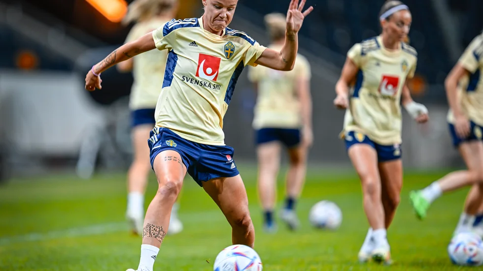 Caroline Seger under Sveriges träning på Friends arena i går. Lagkaptenen återfinns utanför startelvan mot Brasilien i kväll.