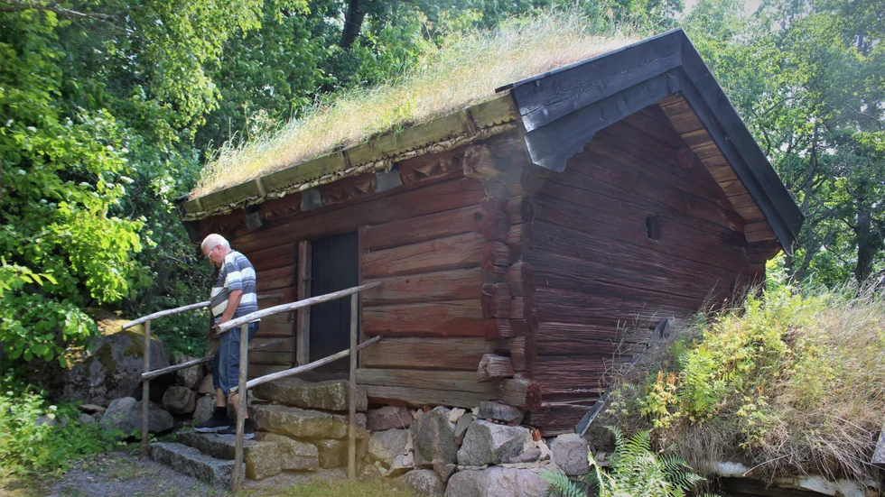 Källarboden är den äldsta daterade profana byggnaden i Östergötland. Timmerstockarna fälldes under vintern 1558-1559. Tiden, vatten och stockmyror har gått hårt åt boden.