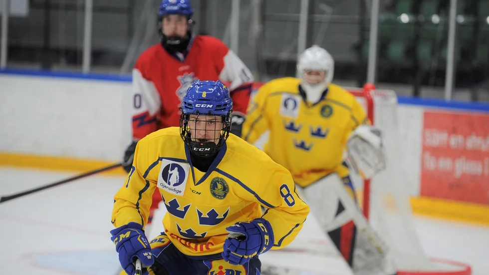 Gnestakillen Arvid Bergström spelade en fyrnationsturnering i Nyköping förra säsongen. Nu ska han på ett sommarläger för sin årskull.