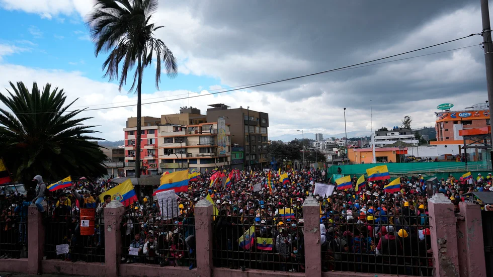 Demonstranter från ursprungsbefolkningen i Ecuador samlades på torsdagen utanför den byggnad i huvudstaden Quito där deras ledare och regeringen förhandlade fram en överenskommelse.