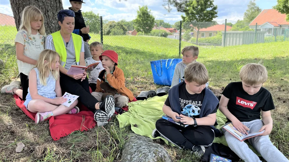 Maria Holmgren, elevassistent och arbetar på Briggens i Vänge. Hon läser högt för de barn som vill höra.