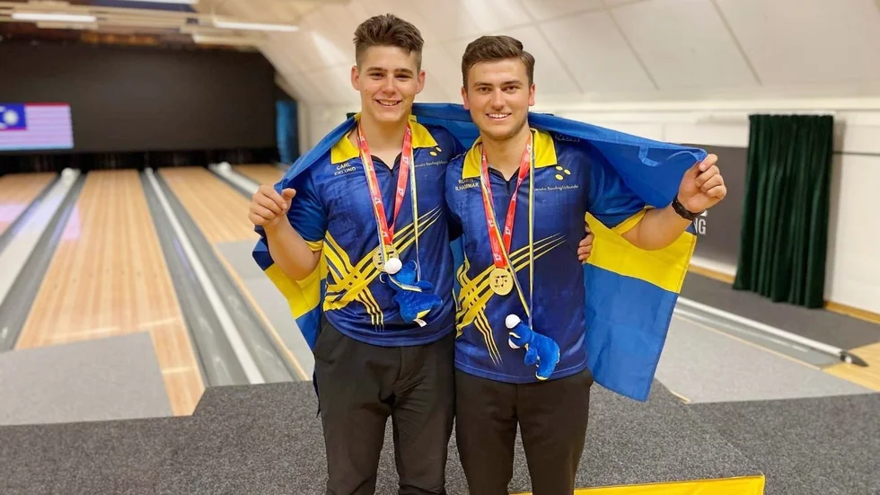 Carl Eklund och Robin Ilhammar har all anledning att vara glada sedan de vunnit guld i dubbel i U21-VM.