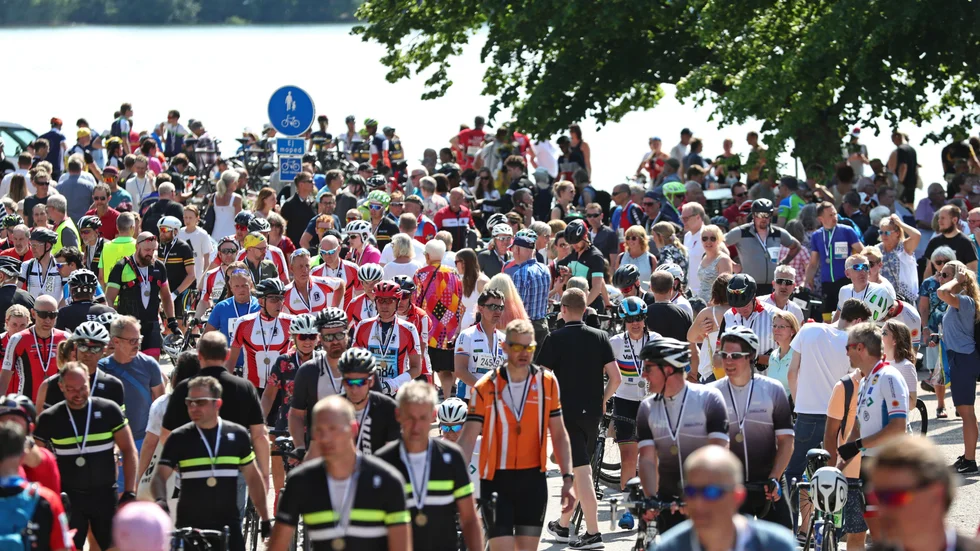 Vätternrundan är världens största cykelmotionslopp och cyklas 30 mil runt sjön Vättern, med start och mål i Motala.