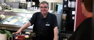 Anders har jobbat på McDonalds i 40 år  – var med under öppningsdagen på Sankt Larsgatan