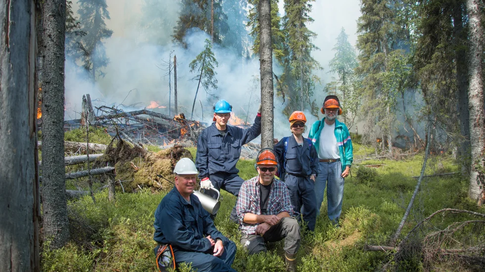 Det råder värmebölja i Norrbotten och det är ingen lägligare tid än nu för att starta skogsbrand. Därför genomför Jokkmokks allmännings en naturvårdande skogsbränning. På bild syns Leif Larsson, Roger Rimpi, Per Söderberg, Åsa Fjällborg och Roland Jansson.