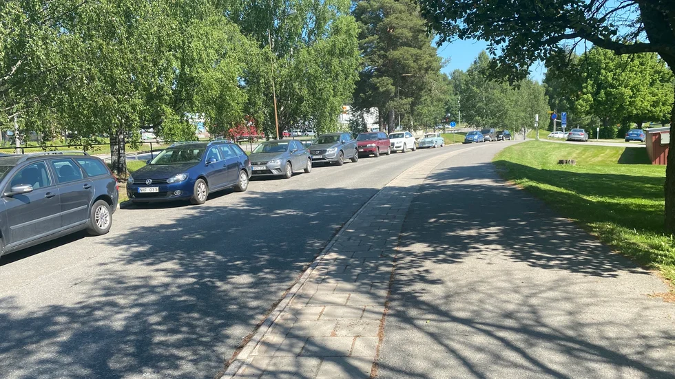 Skribenten tycker att Kågevägen är för smal för både biltrafik och parkering.