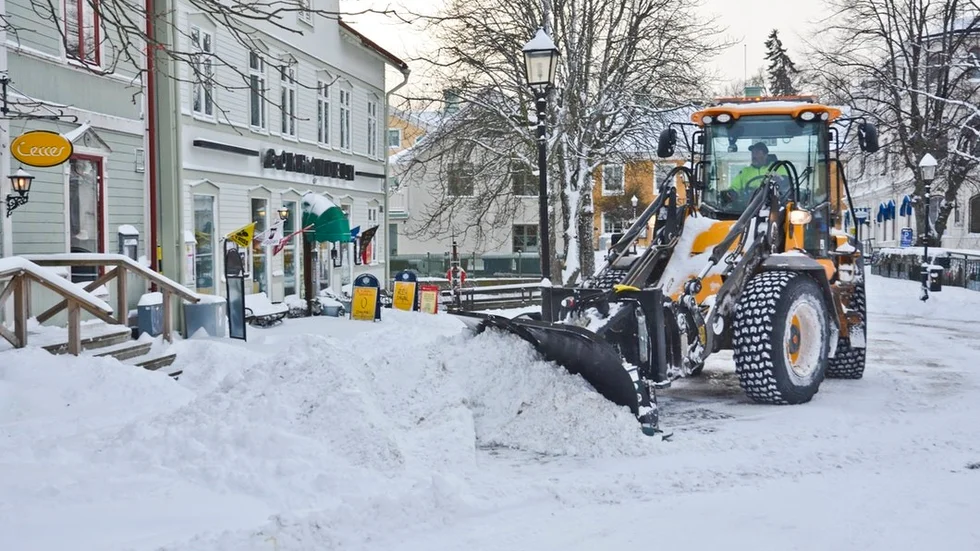 Insändarskribenten tycker att snöröjarna dröjer för länge med att ta bort snön i Trosa. Bilden är tagen en tidigare vinter.
