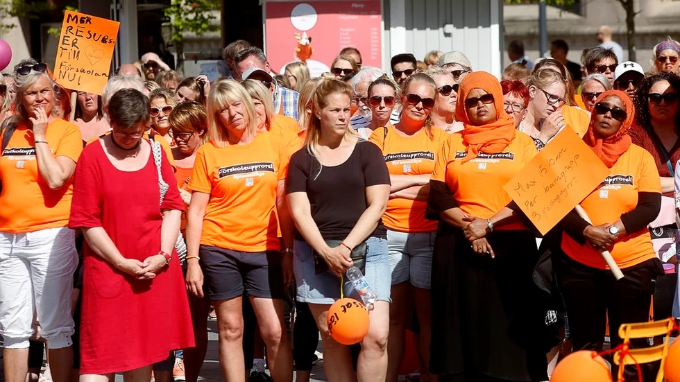 Vi kan inte låta dagens stressiga situation i förskolan kvarstå, utan vi måste förbättra arbetsmiljön genom fler vuxna i förskolan och att kraftigt höja lönerna för våra förskollärare, skriver Stefan Krstic. Bilden är från demonstrationen Förskoleupproret i Eskilstuna.