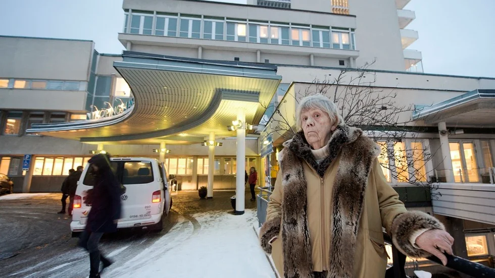 Hjärtsjuka Ingerth Rydberg Lundqvist, 73, blev under onsdagen hänvisad att vänta över fyra timmar i lasarettets entré i på transport hem.