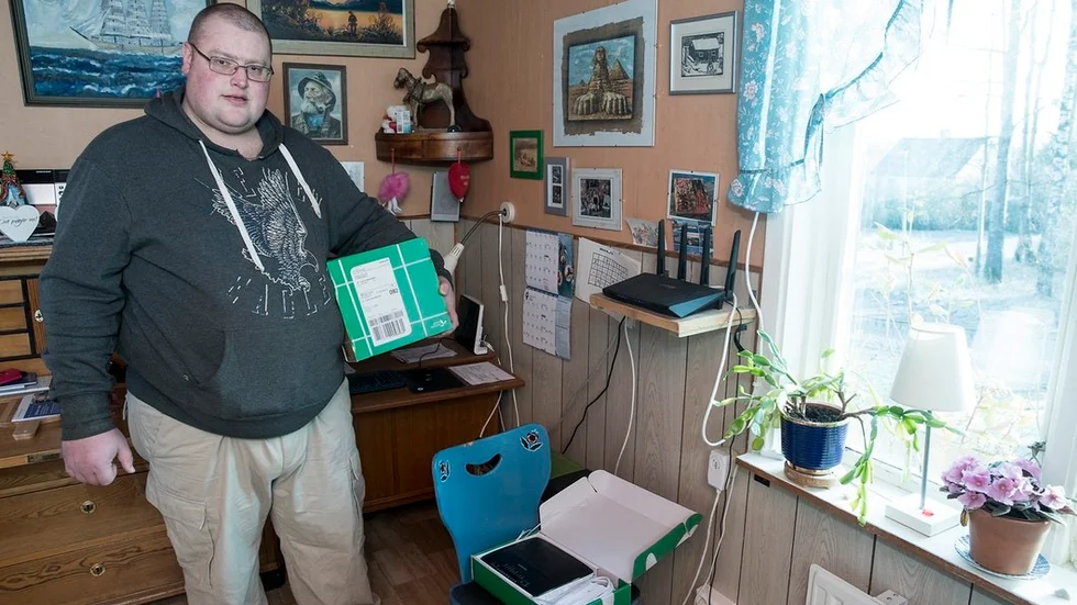 John Törnvall berättar att när allt var klart skulle tv-boxar och modem komma men redan flera månader innan hade familjen fått utrustningen.