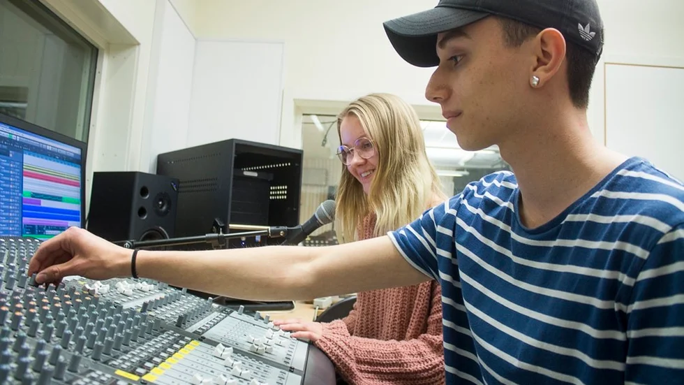 Izabelle Andersson och Samuel Fahlberg går i trean på estetiska programmets musikinriktning, som från och med hösten 2018 får ändrad inriktning.