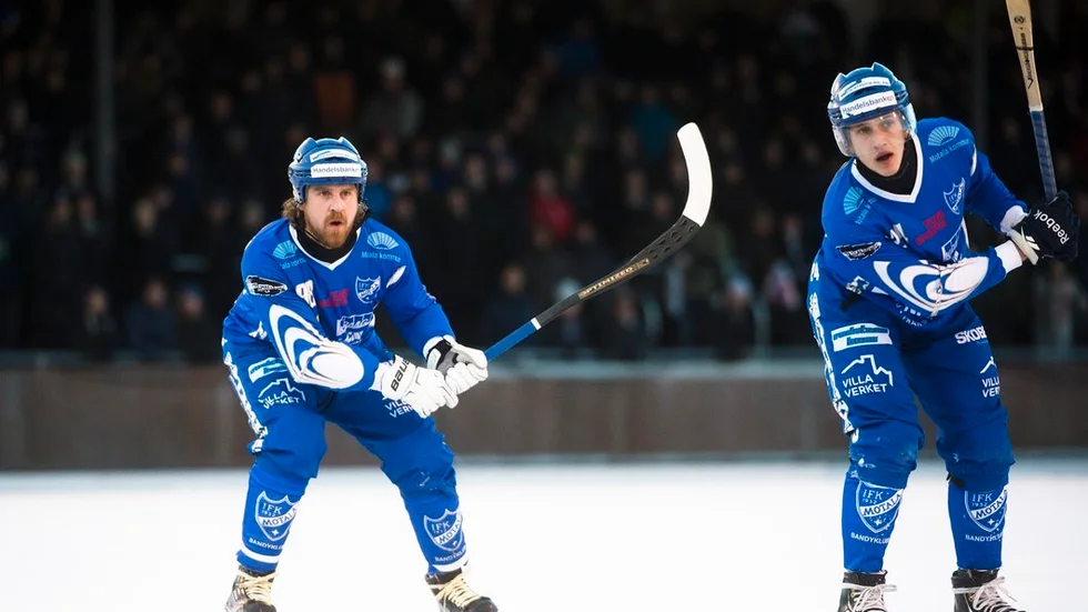 Daniel Lehnbom i IFK Motalas tröja på annandagsbandy 2015. Nu gör den Enstabergaboende försvararen comeback i klubben, om än tillfälligt.