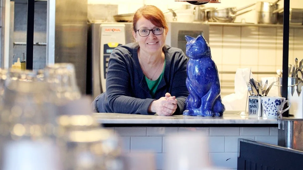 Christina Marnell har köpt inkråmet från Elsas skafferi, så den tidigare verksamheten lämnar vissa tassavtryck efter sig på Blå katten.