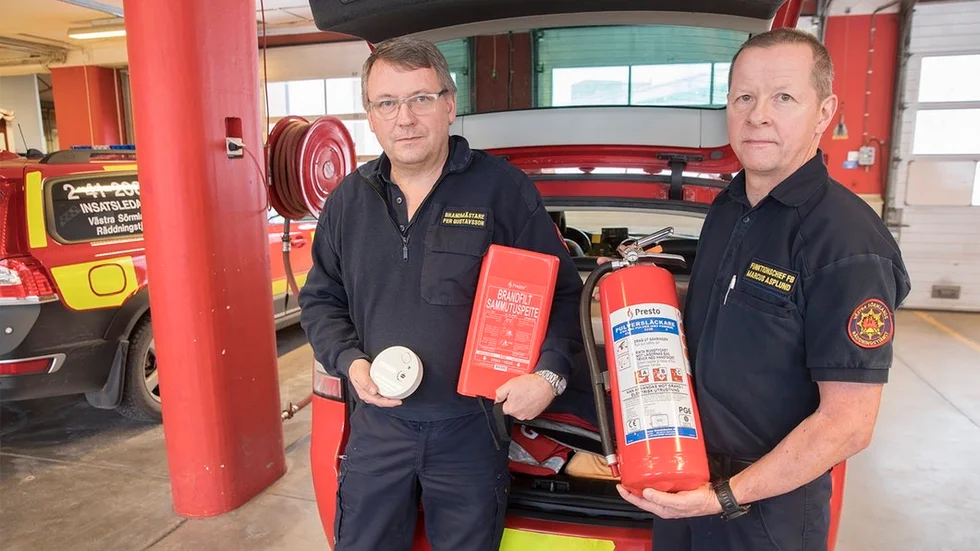 Per Gustavsson och Marcus Asplund på räddningstjänsten i Katrineholm visar tre saker som ska finnas i varje hem: Brandvarnare, brandfilt och brandsläckare är avgörande att snabbt kunna göra en egen insats.