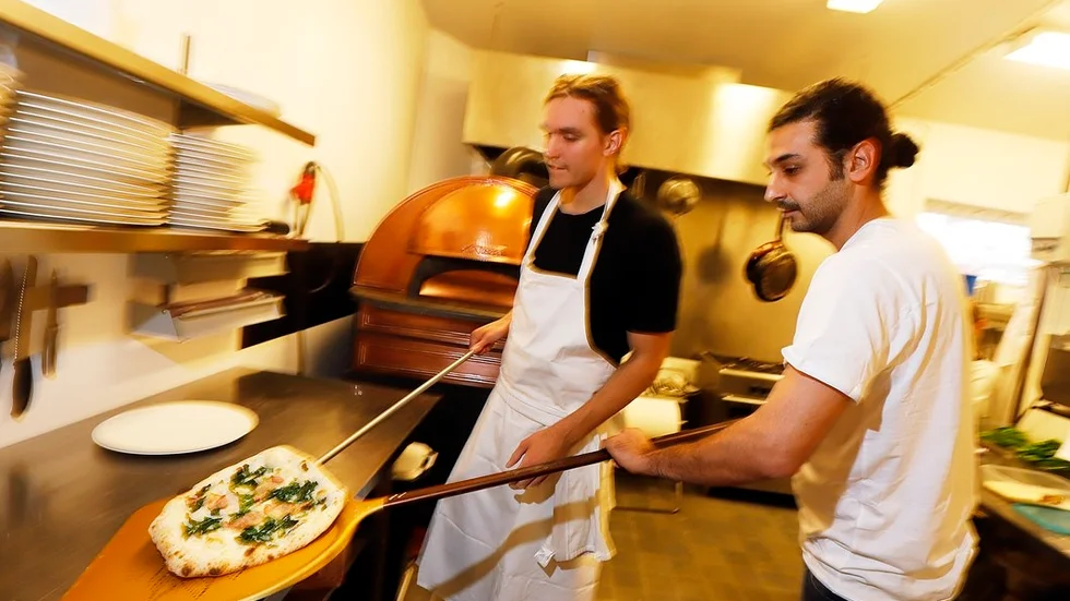 Ted Jansson är anställd som allt-i-allo på Jerv pizzeria och bar. Till höger ägaren Vrej Wartan som flyttat hem till Strängnäs efter sejourer i Uppsala, Stockholm och Frankrike.