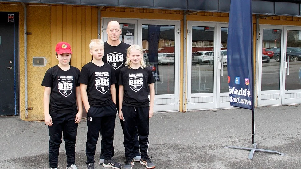 Joel Borg Minholm, Valdemar Svärd och William Carlsson tillsammans med tränaren Ove Karlsson utanför Åkers ishall.