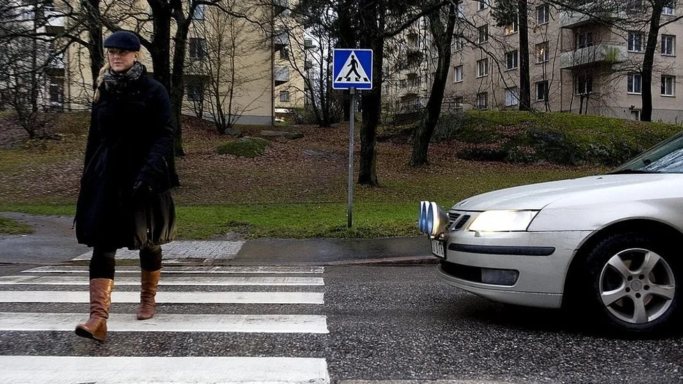 Lars-Ove Nederman skriver att gångpassager i allt större utsträckning ersätter övergångsställena och det ställer till det för synskadade. FOTO:  TT