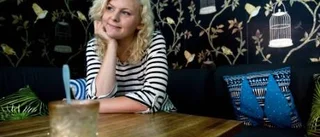 Johanna Thydell med mindre gester