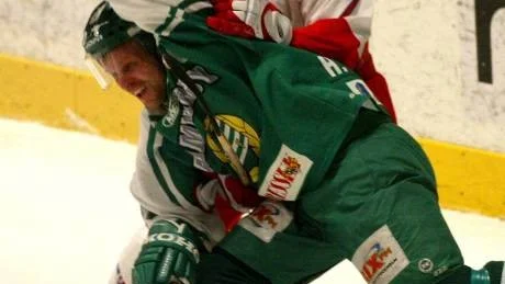 Emil Ekblad, här i den vita Oskarshamnströjan, gör debut i VIK i morgon.Foto: Jack Mikrut/Scanpix