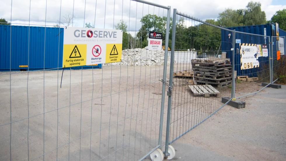 35 ton olja har sanerats från den fastighet som ett nytt resecentrum ska byggas på, nästan dubbelt så mycket som man trodde.