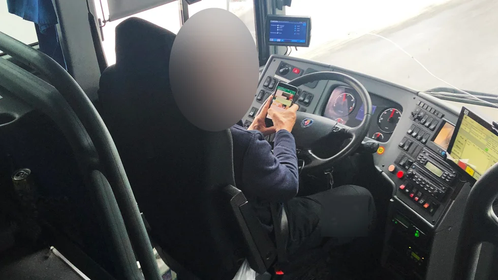Busschauffören chattar vid ratten.