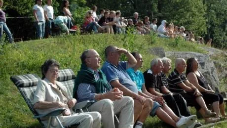 Närmare 300 åskådare kom till Bruksvallen för att fira ÖIK:s 90-årsjubileum och titta på finalen i Plogcupen.Foto: Ingemar Petersson