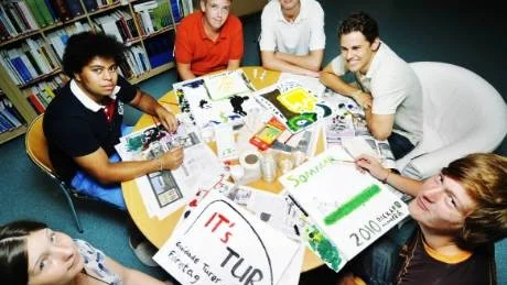 Från vänster: Irina Telisova, Alex Eckerbom, Filip Nilsson, Carl Glenfalk, Adrian Schwartz handledare, och Richard Holmberg har ägnat sig åt eget företagande i sommar.