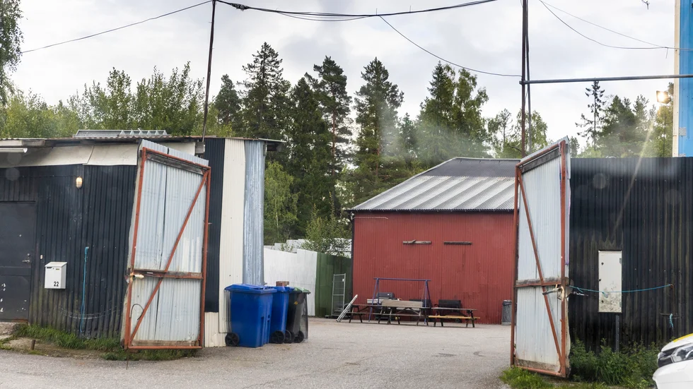 Här, på ett industriområdet i Skogås söder om Stockholm, håller Hells Angels avdelning Eastside MC fest på lördagen, både för barn och vuxna. Överskottet uppges gå till välgörenhet. Det är också här som Sweden charity run har sin adress.