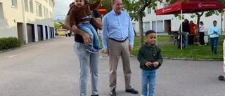 Stefan Löfven på plats i Flen – tidigare statsministern knackar dörr på Salsta