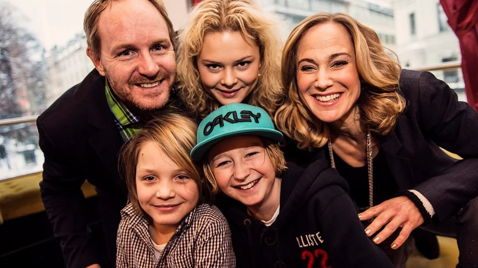 Morgan Alling, Hanna Elffors Elfström, Anja Lundkvist, Julius Jimenez Hugoson och William Ringström medverkar i filmen "Sune i Grekland - all inclusive".