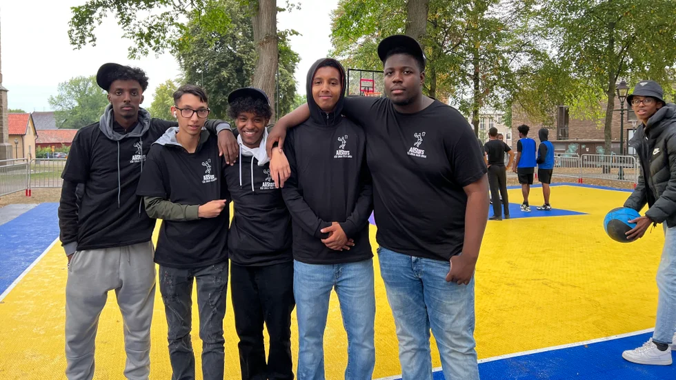 Khaled, Leonardo, Najib, Zakariya och Abwe är arrangörerna bakom basketturneringen under Linköpings stadsfest. 