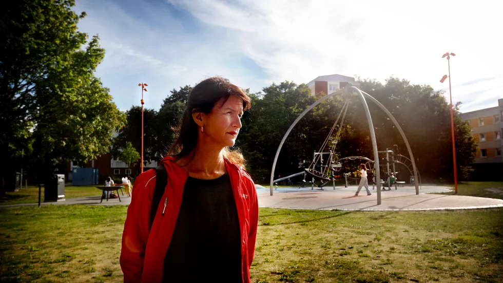 Maria Chergui är gruppledare för Vänsterpartiet i Eskilstuna. Hon upplever att allt fler beslut tas utan insyn och förankring hos berörda och är kritisk till att personalföreträdare inte längre får sitta med vid skolnämndernas sammanträden.