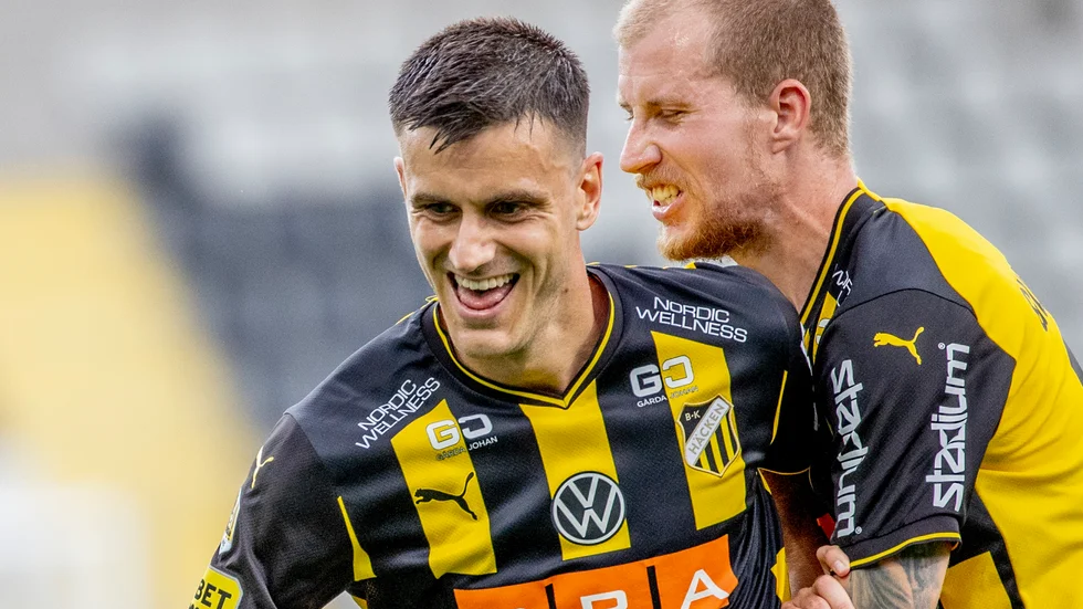 Alexander Jeremejeff jublar tillsammans med Simon Gustafson efter skyttekungens 2–0-mål mot Värnamo – hans 20:e allsvenska fullträff i år.