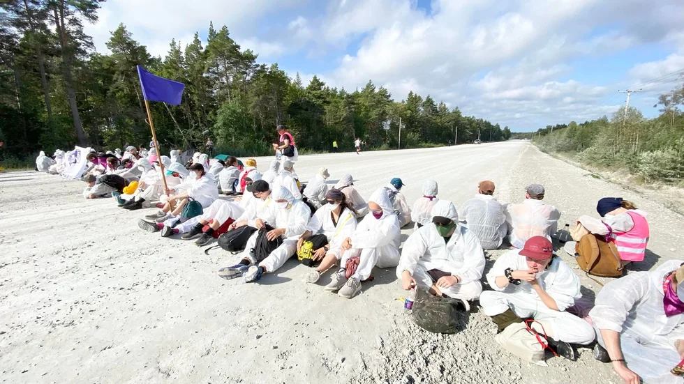 Runt klockan 10 på fredagsförmiddagen satte sig en grupp aktivister på Cementas transportväg.