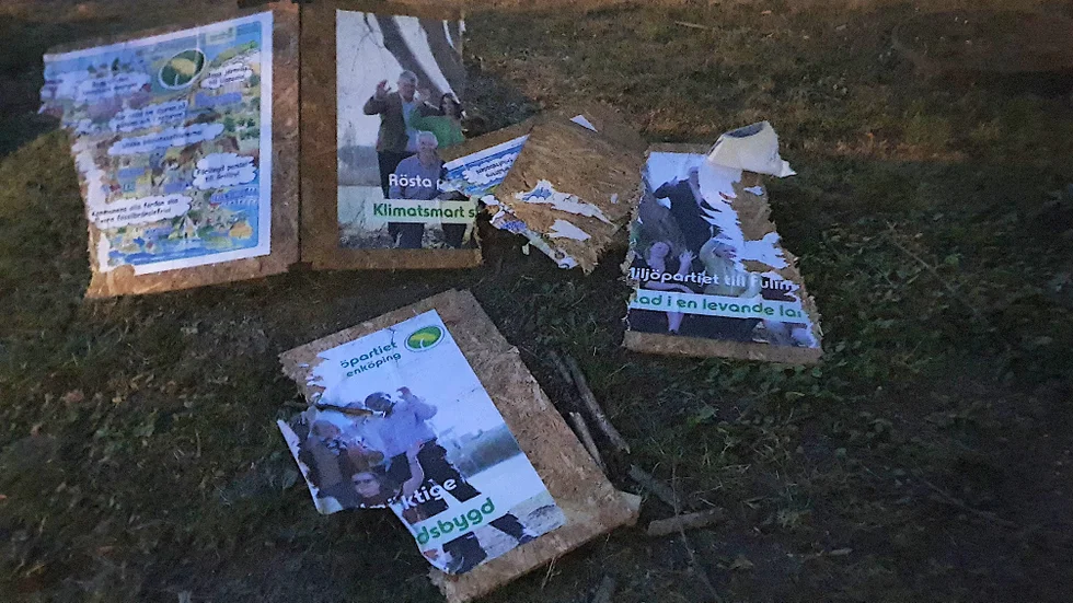 Miljöpartiets valaffischer vid Gröngarn har förstörts igen. Nu har dessa hamnat på Återbruket och nya har satts upp.