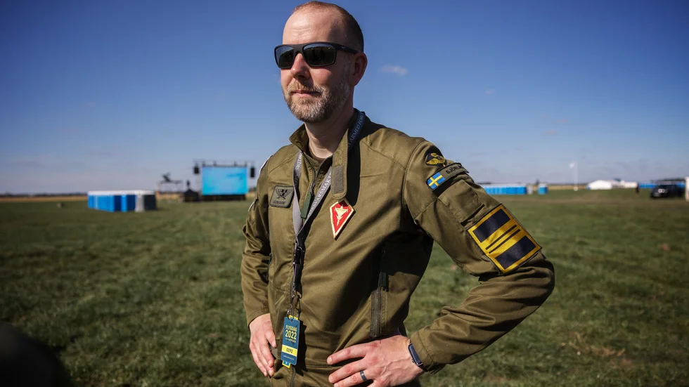 Henrik Björling, i pilotkretsar känd under kodnamnet Sunshine, vill visa upp allt som JAS 39 C Gripen kan. "Det är ett alert och lättfluget flygplan med liten svängradie, så man kan vända precis framför publiken", säger han.