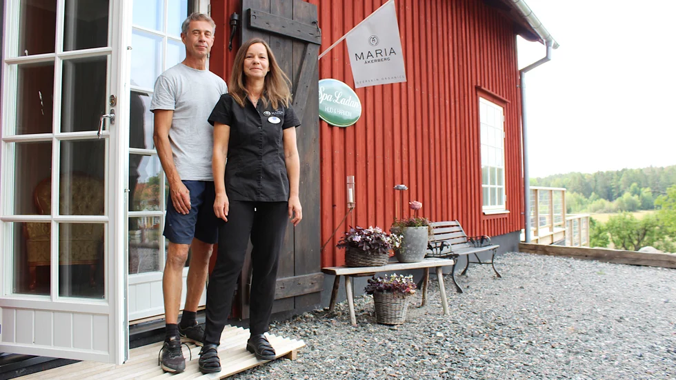 Johan Nilsson och Annelie Nilsson har lagt ner många timmar på ladan, som numera heter Spaladan.