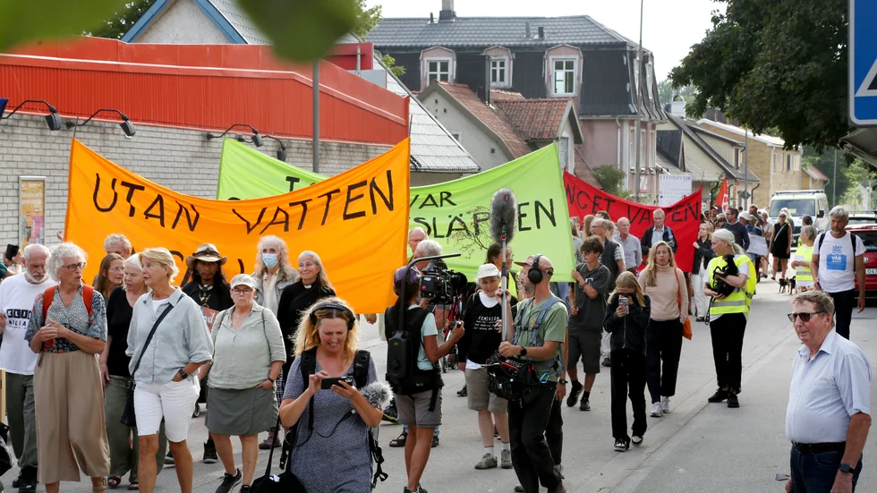 Gruppen Vårt grundvatten – vår framtid hade polistillstånd för att genomföra sin manifestation. Omkring 200 personer tågade med plakat och musik genom Slite till kanten av brottet, där flera tal hölls.